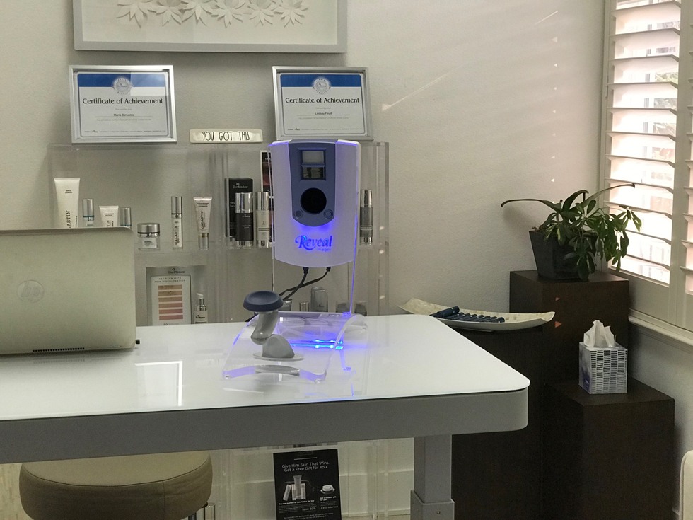 Inside Artemedica office with image revealer.