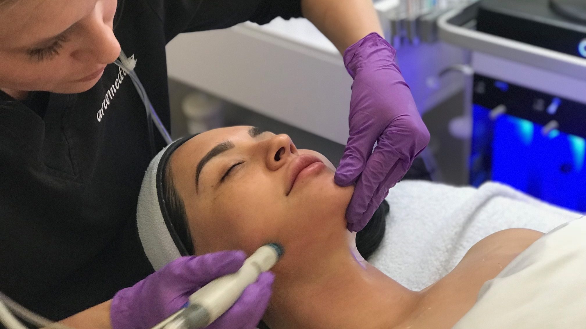 Hydrafacial процедура. Хайдра фешл процедура. Гидропилинг в клинике подружки акция. Вакуумный гидропилинг лица. Гидропилинг сыворотки.