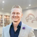 A picture of plastic surgeon Dr. Rankin smiling in a gray suit in Artemedica Santa Rosa