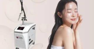 A young woman with glowing glass skin, against a pink background, next to a Wontech PicoMajesty laser treatment machine